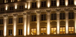 Veranstaltungsfirmen strahlen Gebäude an