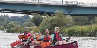 Sport-Taucher auf Kanutour