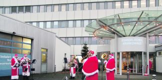Musizierende Nikoläuse erfreuen Patienten