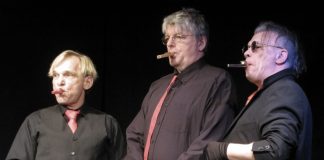 Hinter Glas: Atelier mit Künstlergruppe