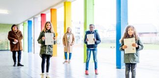 Kinder erkunden ihre Umgebung