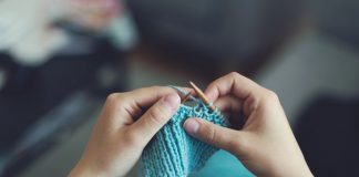 Platane im Schlosshof wird umgarnt