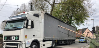 Polizei am Wochenende: Lkw verkeilt sich – Raub – 14-Jähriger auf „Spritztour“