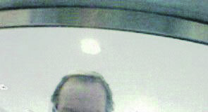 Unberechtigt Geld aus Automaten genommen: Wer kennt diesen Mann?