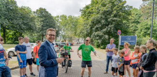 Laufexperte läuft die ALS-Deutschlandtour Marathon Einlauf