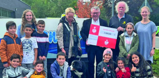 Erlös des Hundeschwimmens fördert Kinder