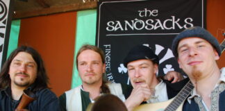 Abschluss des Mittelalter- Adventsmarkts am Schloss Strünkede in Herne Folk- Formation „The Sandsacks“. Foto: BC-GmbH