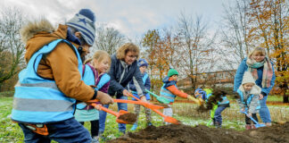 Pantringshof in Herne: Kita-Kinder helfen bei Ersatzbaumpflanzung Ersatzbaumpflanzung Pantringshof. Foto: Frank Dieper / Stadt Herne