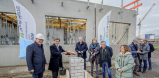 Herne: Grundschule Lackmannshof soll 2024 fertig sein Grundsteinlegung: Bauunternehmer Stephan Hundhausen, Oberbürgermeister Dr. Frank Dudda, Stadtkämmerer Dr. Hans Werner Klee, Karla Fürtges und Andreas Merkendorf. Foto: Frank Dieper / Stadt Herne