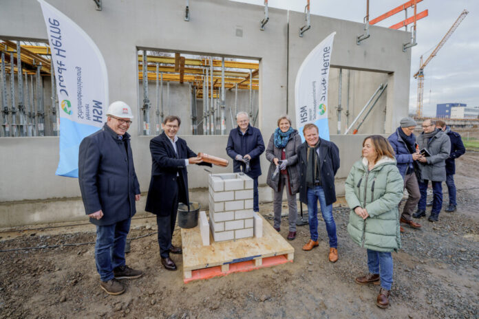 Grundsteinlegung: Bauunternehmer Stephan Hundhausen, Oberbürgermeister Dr. Frank Dudda, Stadtkämmerer Dr. Hans Werner Klee, Karla Fürtges und Andreas Merkendorf. Foto: Frank Dieper / Stadt Herne