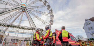 Feuerwehr-Höhenrettungsübung beim Cranger Weihnachtszauber
