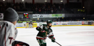 Eishockey in Herne: Kapitän Michel Ackers bleibt beim HEV