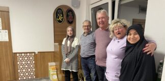 Herne: Süßigkeitenverteilung nach dem Ramadanfest